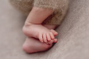 Wrastający paznokieć u niemowlaka u stopy